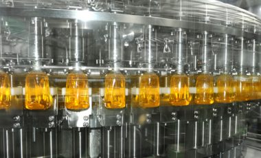 Combibloc de sopladora, llenadora y tapadora de llenado en caliente